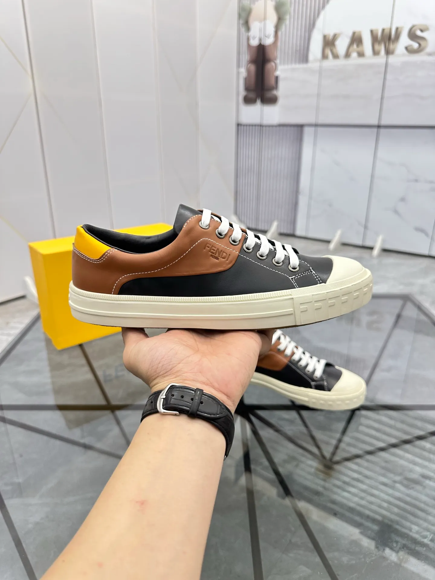 Selling men's shoes 💰: 💰P440¥ Product trademark: Fendi* "Fendi*" low-top casual shoes Regular size: 38-44 (can be customized to 45) Product materials: imported cowhide upper, sheepskin lining, original outsole. No.:6735
